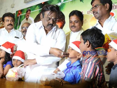 கிறிஸ்துமஸ் பண்டிகை: தேமுதிக அலுவலகத்தில் பிரியாணி கேக் கொடுத்து கொண்டாடிய விஜயகாந்த்