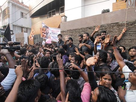 சிம்பு கோரிக்கை ஏற்பு.. தமிழகம் முழுக்க 10 நிமிடம் மவுனமாக நின்ற ஜல்லிக்கட்டு ஆர்வலர்கள்