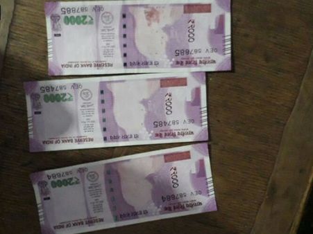 நல்ல நோட்டுதானாம் நம்புங்க.. மகாத்மா காந்தி படமே இல்லாமல் அச்சிடப்பட்ட 2000 ரூபாய் நோட்டு!