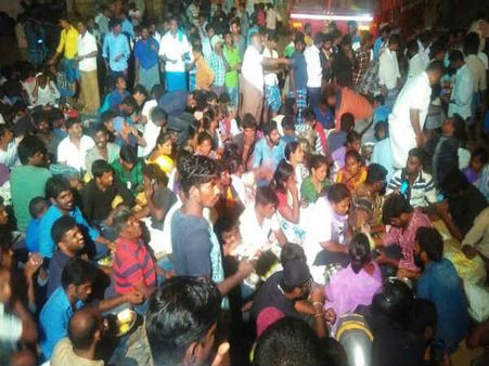 அலங்காநல்லூரில் போலீஸ் சமாதானத்தை ஏற்க மறுத்து தொடரும் மறியல்