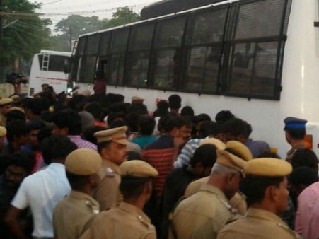 அலங்காநல்லூருக்கு பைக்கில் வந்த கலெக்டர்.. உள்ளே விடாமல் மக்கள் தடுத்து அனுப்பினர்!