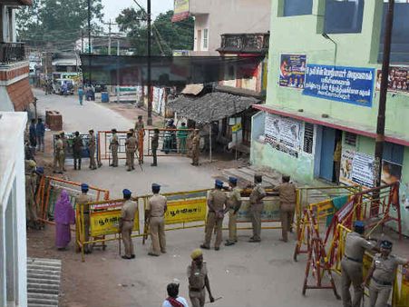 போலீஸ் கட்டுப்பாட்டில் அலங்காநல்லூர்... மக்கள் வீடுகளை விட்டு வெளியே வரக்கூடாது என எச்சரிக்கை