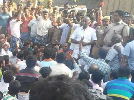 ஜல்லிக்கட்டு: அவசர சட்டம் வேண்டாம்- நிரந்தர சட்டமே தேவை- அலங்காநல்லூர் மக்கள் ஆவேசம்