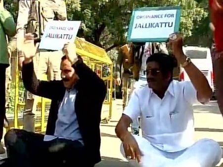 டெல்லியில் நரேந்திர மோடி வீட்டை முற்றுகையிட்ட அன்புமணி, ஏ.கே.மூர்த்தி கைது