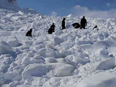 பனிச்சரிவில் புதைந்த ராணுவ முகாம்... 6 வீரர்கள் பலியான பரிதாபம்