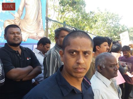 பெங்களூரில் விடிந்தும் விடியாமலும் ஜல்லிக்கட்டுக்காக போராடும் தமிழர்கள்- வீடியோ LIVE