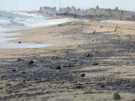 மெரினா கடற்கரை மணலையும் தொட்டது ஆயில் லீக்கேஜ் படலம்