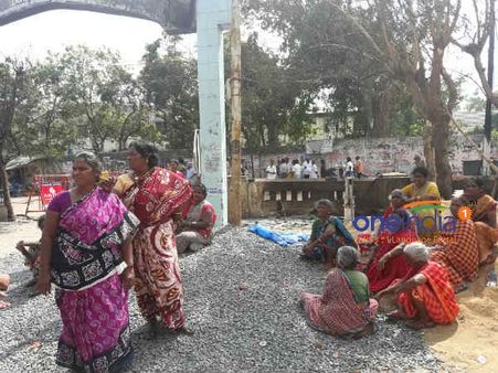 250 மீன் கடைகளை போலீஸ் எரிச்சுது… கேட்ட எங்களையும் அடிச்சாங்க.. கதறும் மீனவப் பெண்கள்