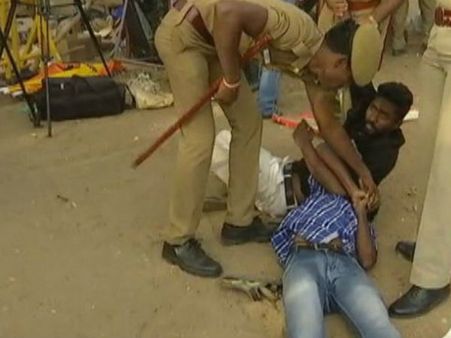 கோவையில் போலீசார் தடியடி.. 10க்கும் மேற்பட்ட இளைஞர்கள் மயக்கம்