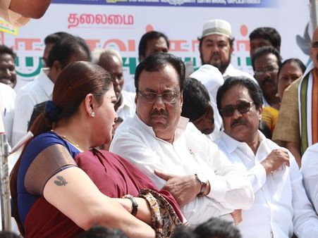 ரூபாய் நோட்டு பிரச்சனை எல்லாம் மோடிக்கு எங்கே புரியப் போகிறது.. திருநாவுக்கரசர், குஷ்பு சாடல் !