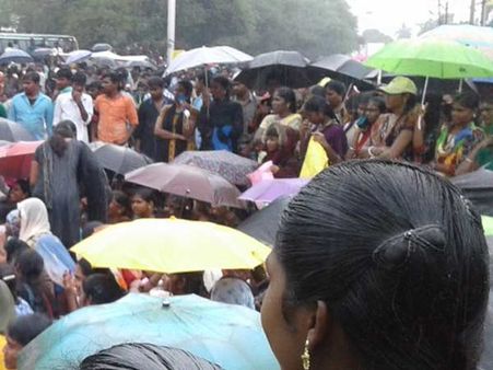 திண்டுக்கல்லில் கொட்டும் மழையிலும் போராட்டம்.. பெண்களும் குழந்தைகளும் கூட அசையவில்லை!