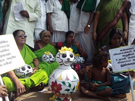 விவசாயிகளின் தொடர் மரணம்.. பொங்கல் புதுப்பானைகளை கவிழ்த்து பெண்கள் நூதனப் போராட்டம்