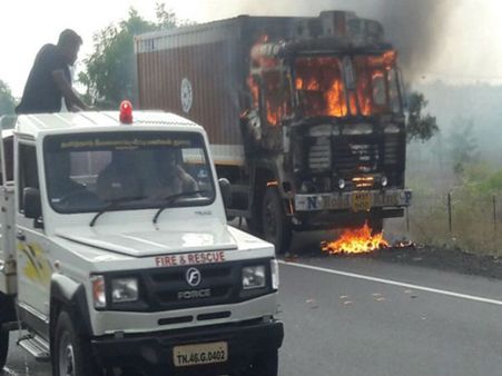திருச்சி அருகே ஆந்திரா லாரி மீது மர்ம நபர்கள் பெட்ரோல் குண்டு வீச்சு