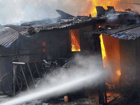 வட பழனி 100 அடி சாலையில் வீடுகளில் பரவிய தீ.. போலீஸ் வாகனத்திலிருந்து பரவியது