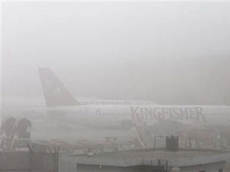 கடும் மூடுபனி... டெல்லியில் ரெயில், விமான சேவைகள் பாதிப்பு