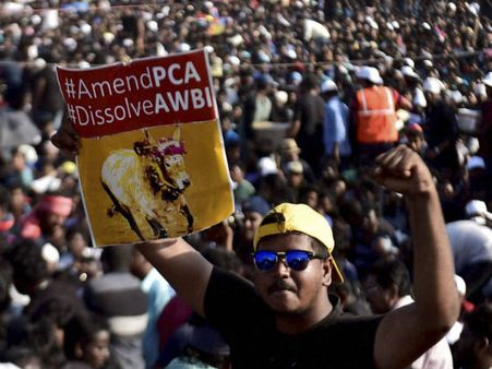 உயர்திரு மாணவ மாணவிகள்.. ஜல்லிக்கட்டு அழைப்பிதழில் பெயரை போட்டு அசத்திய அவனியாபுரம் மக்கள்