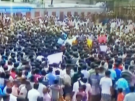 திண்டுக்கல் கோவில்பட்டியில் மக்கள் விரட்டியடித்தும் ஜல்லிக்கட்டை நடத்த மல்லுக்கட்டும் அதிகாரிகள்