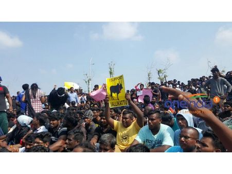 கைதான இளைஞர்கள் விடுதலையாக மறுப்பு.. உள்ளிருப்பு போராட்டம் தீவிரம்