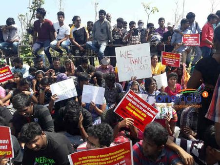 வெளிநாட்டுக்காக வேலை பார்த்தாலும்… நாங்களும் தமிழர்கள் தான்.. வீதி இறங்கி போராடும் ஐடி இளைஞர்கள்