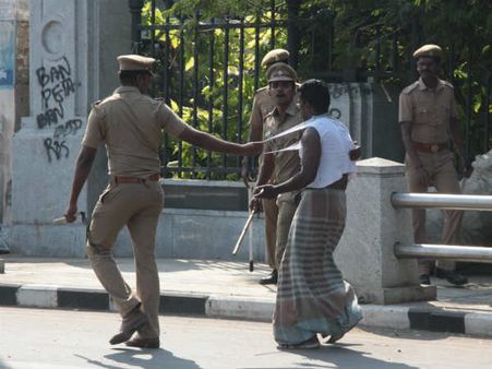 வீதி வீதியாக புகுந்து போலீசார் தடியடி… சாலையில் உள்ள பொதுமக்களையும் விட்டு வைக்காத போலீசார்