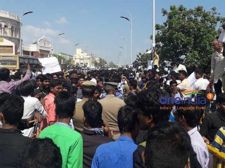 போராட்டத்தை கைவிடுங்கள்... மைக்கில் கோரிக்கைவிடுத்த மைலாப்பூர் துணை கமிஷனர்.. கண்டுகொள்ளாத இளைஞர்கள்