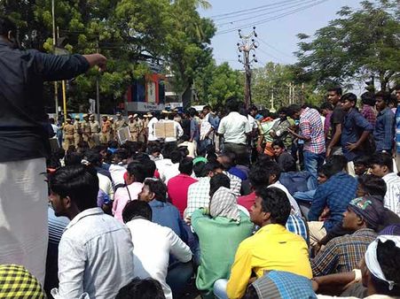 வேண்டும்.. வேண்டும்.. ஜல்லிக்கட்டு வேண்டும்.. திருச்சியில் 2வது நாளாக தொடரும் போராட்டம்