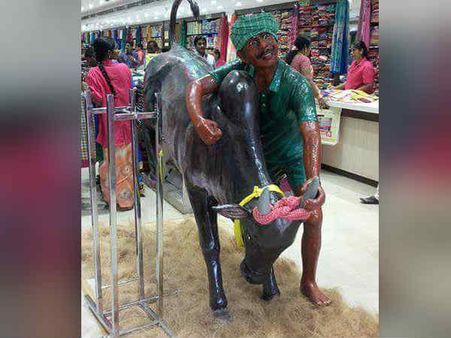 நடிகைகள் பொம்மைகளுக்கு இங்கு இடமில்லை.. ஜல்லிக்கட்டு அலங்கரிக்கும் ஜவுளிக்கடை!