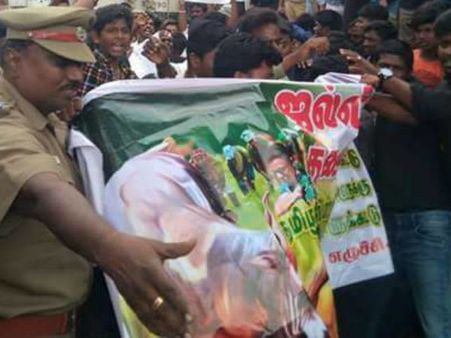 ஜல்லிக்கட்டுக்காக போராடிய மாணவர்களை அடித்து தரதரவென இழுத்துச் சென்று கைது செய்த போலீஸ்