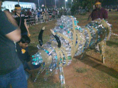 தண்ணீர் பாட்டிலைக் கூட தூக்கிப் போடாமல் 