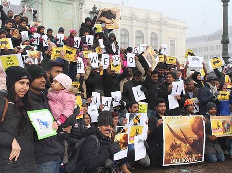 ஜல்லிக்கட்டுக்கு ஆதரவாக சுவீடனில் போராட்டம்.. நடுங்கும் குளிரில் பேனர்களை ஏந்தி குழந்தைகள் முழக்கம்