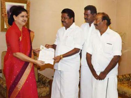 போஸ்டரைத் தொடர்ந்து சசியை நேரில் சந்தித்து நன்றி.. 'அடங்காத' ஜல்லிக்கட்டு பேரவை