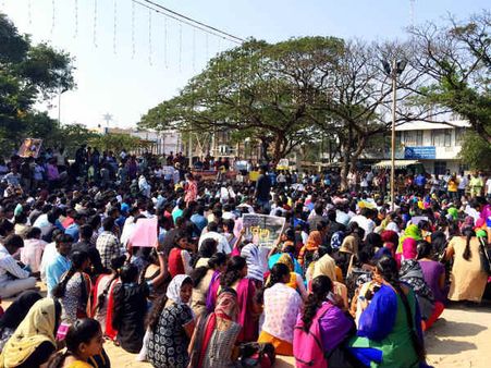 வேடிக்கை பார்க்கும் தமிழினமே வீதியில் வந்து போராடு... மாணவியின் ஆவேசம்