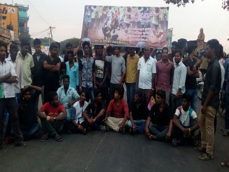 ஜல்லிக்கட்டுக்கு ஆதரவாக பொது மக்கள் சாலை மறியல்.. ஜோலார் பேட்டையில் போக்குவரத்து பாதிப்பு