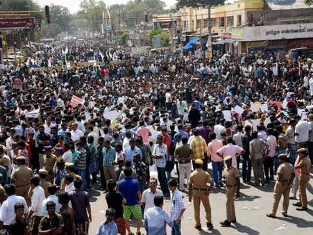 வீறு கொண்ட மக்கள்.. விடாத போராட்டங்கள்.. பற்றி எரியும் மதுரை..மத்திய, மாநில அரசுகளுக்கு சரியான பாடம்