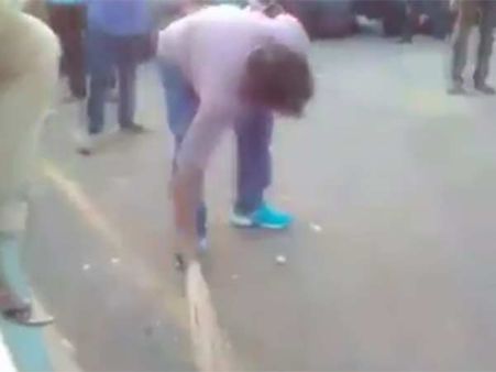 நடிகர் என்ற கவுரவம் பாராமல்.. துடைப்பம் எடுத்து மெரினாவை சுத்தப்படுத்திய மன்சூர் அலிகான்