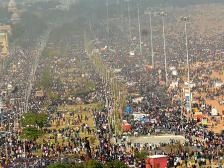 மெரினாவில் நொடிக்கு நொடி கூடுகிறது கூட்டம்.. கடல் அலையை மிஞ்சும் மனித தலைகள்