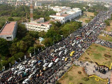 ஜல்லிக்கட்டு புரட்சி : சென்னை மெரினாவில் 5வதுநாளாக அலைகடலாக திரளும் மக்கள்- 250 இடங்களில் போராட்டம்!