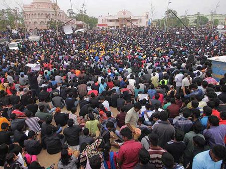 வழக்கம் போல மதத்தை வீட்டிலேயே விட்டு விட்டு போராட்டக் களத்தில் கை கோர்த்த தமிழர்கள்!