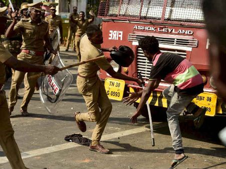 மாணவர்கள், மீனவர்கள் மீது தாக்குதல்.. கண்டித்து குடியரசு தினத்தன்று கறுப்புக் கொடி பேரணி.. மதுரையில்