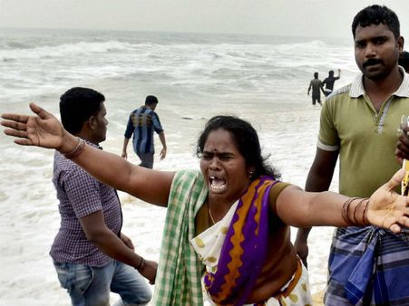 மெரினாவை ஒட்டியுள்ள குடியிருப்பு ஏரியாக்களில் போலீஸ் இன்றும் தேடுதல் வேட்டை.. பெண்கள் குமுறல்