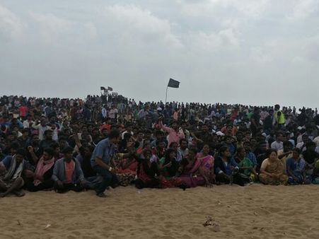 மெரீனாவில் மட்டும் தொடர்கிறது ஜல்லிக்கட்டு போராட்டம் Live