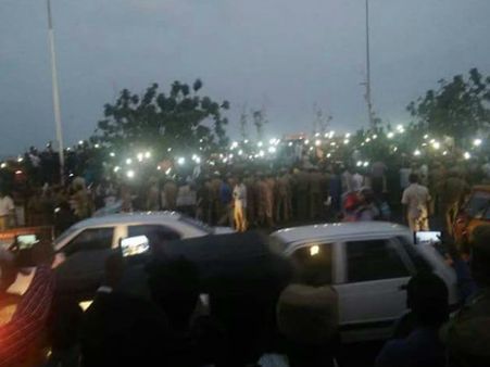 மெரினாவில் நள்ளிரவிலும் குடும்பம் குடும்பாக குவிந்த மக்கள் பேரலை... மிரளும் வங்கக் கடல்!