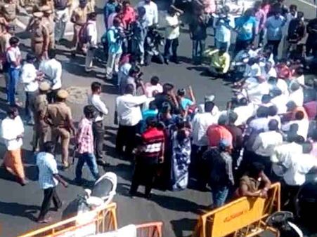 கலவரம், தீவைப்பு... மறியல் - மைலாப்பூர் துண்டிப்பு- மெரீனா சாலைகளை பயன்படுத்த தடை