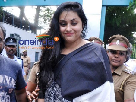 நடிகை நமீதா வீட்டை காலி செய்ய தடை - வீட்டு உரிமையாளருக்கு கோர்ட் உத்தரவு