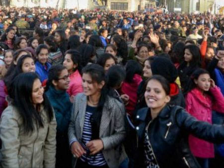 பெங்களூர் நள்ளிரவு புத்தாண்டு கொண்டாட்டத்தில் ஷாக்.. காமக்கொடூரர்கள் கையில் சிக்கி திணறிய பெண்கள்