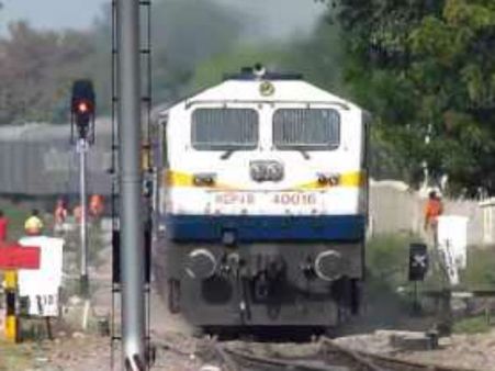 மதுரை, திண்டுக்கல் ரயில் நிலையங்கள் முடக்கம்! தென்மாவட்ட ரயில்கள் மாற்று பாதையில் இயக்கம்!!