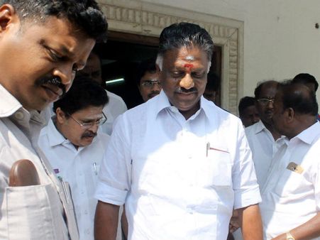 விறுவிறுன்னு சுதந்திரமாக செயல்படுகிறாரே... ஓபிஎஸ் மீது கடும் காட்டத்தில் போயஸ் கார்டன்