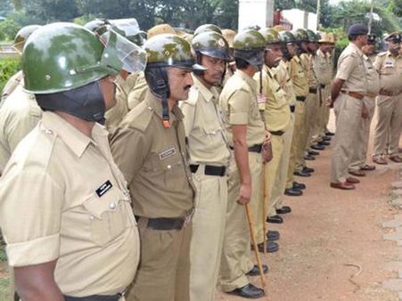 ஜல்லிக்கட்டு: அலங்காநல்லூரில் போலீஸ் குவிப்பு- அவனியாபுரம் நோக்கி 1000 பேர் பயணம்