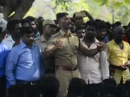 உங்க கூட மழையில நனைந்தோம்.. வெயில்ல காய்ந்தோம்.. ஆகவே கலைந்து செல்லுங்கள்.. கெஞ்சிய போலீஸ் அதிகாரி