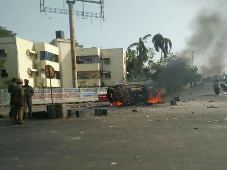 மைலாப்பூரில் போலீஸ் வாகனங்கள் தீக்கிரை.. போலீஸ் செக் போஸ்ட் நொறுக்கப்பட்டது